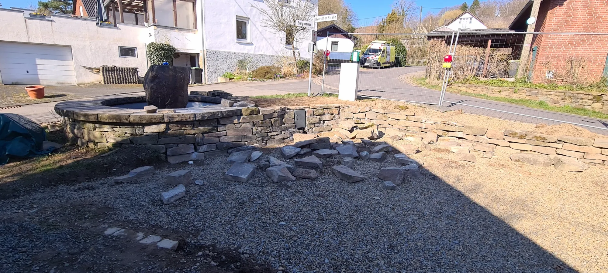 Wiederaufbau der Bruchsteinmauer